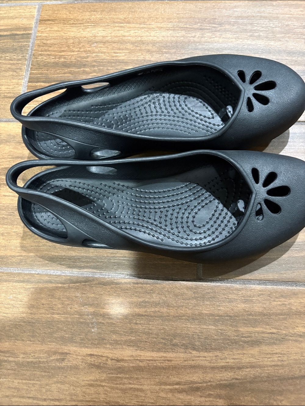Women’s size 8 Black Slip-On crocs  Flats - Picture 4 of 5